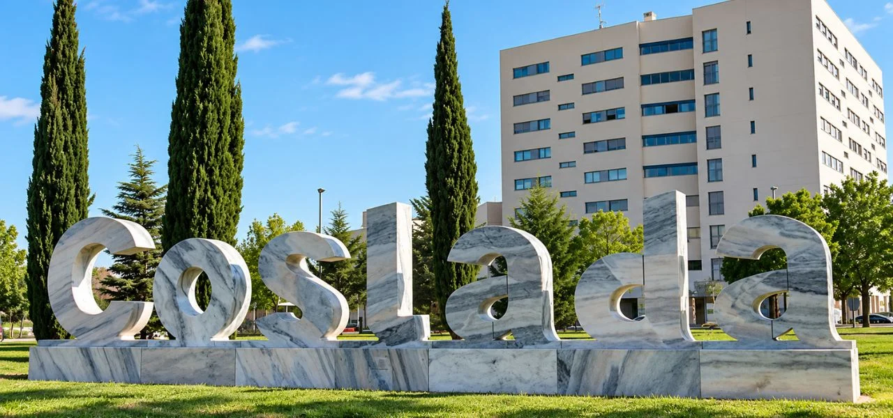 Monumento con el nombre de Coslada, localidad donde Familia Eternity ofrece recogida y cremación individual de mascotas.